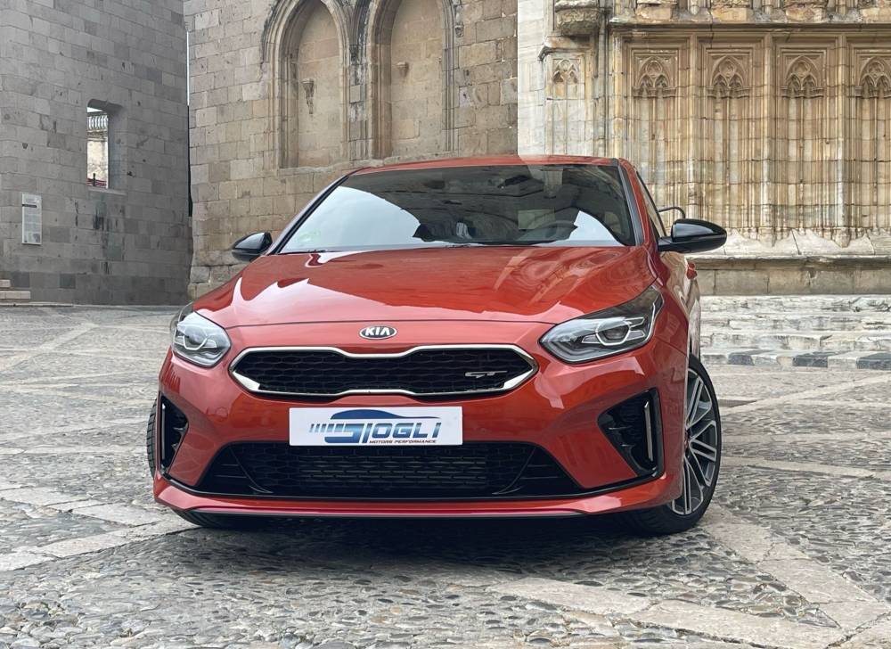 KIA GT rouge